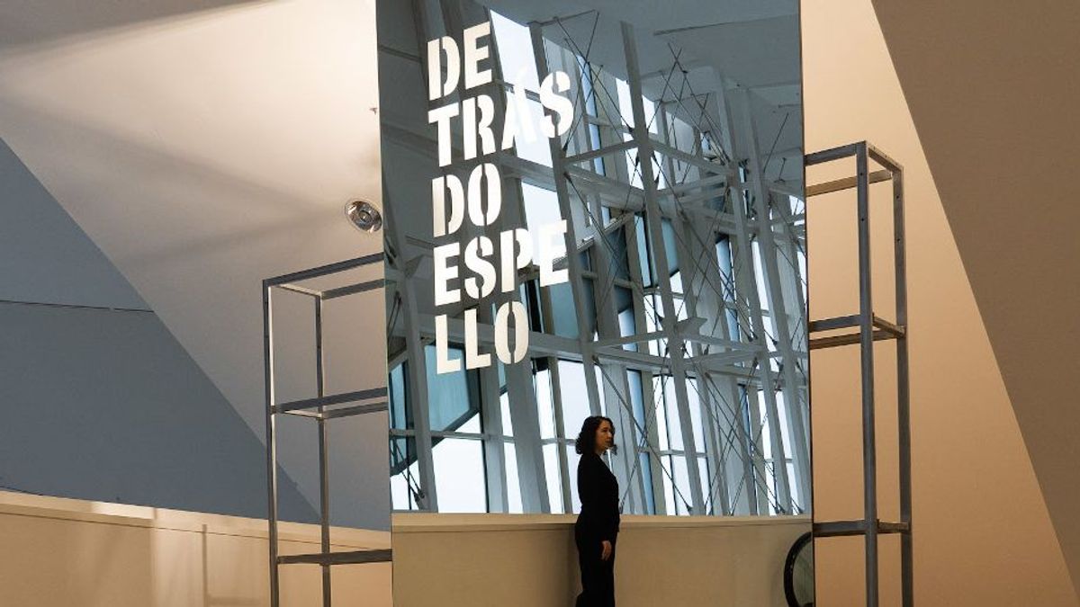 La exposición 'Detrás do espello' puede verse en el Museo Centro Gaiás. La exposición 'Detrás do espello' puede verse en el Museo Centro Gaiás.