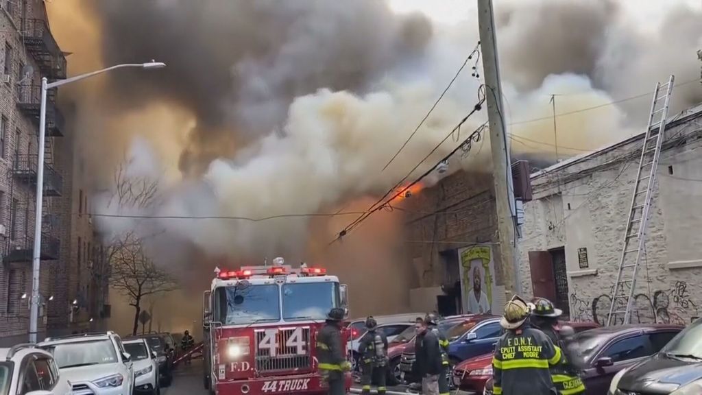 Monumental incendio en Nueva York por una bicicleta eléctrica: un supermercado del Bronx, destruido