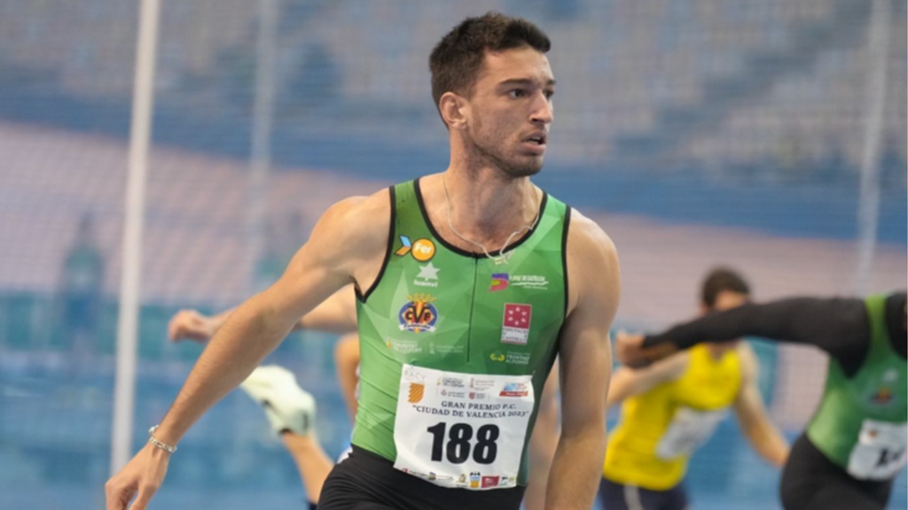 Un atleta sufre una caída en la final de 60 vallas: tiene que ser retirado en camilla