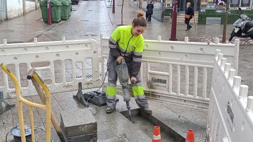 Cristina, trabajando en una calle de Vigo.