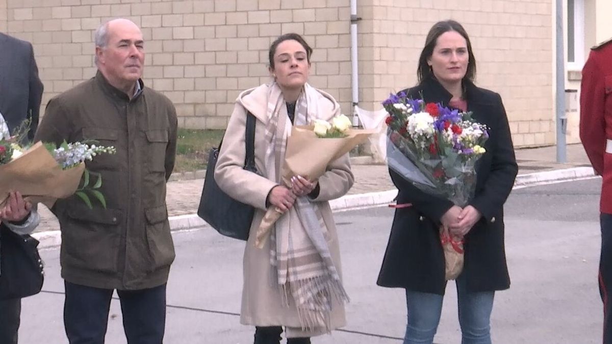 El hijo y las nietas de Carlos Díaz Arcocha durante el homenaje en Arkaute El hijo y las nietas de Carlos Díaz Arcocha durante el homenaje en Arkaute