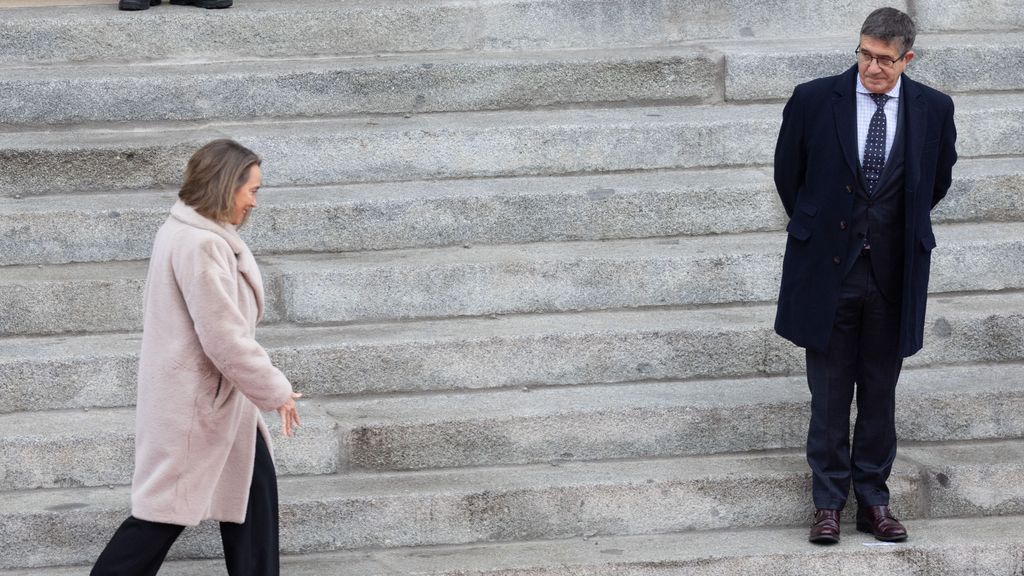 El portavoz del PSOE, Patxi López, observa a la secretaria general del PP, Cuca Gamarra, en el Congreso de los Diputados