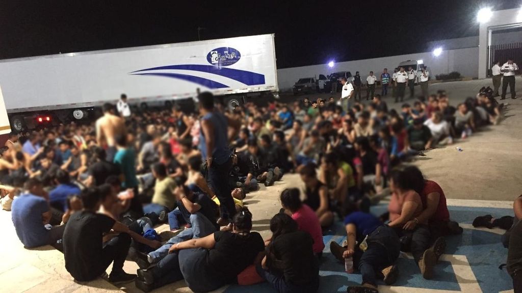 Rescatan a 340 inmigrantes hacinados en un tráiler en una carretera de México
