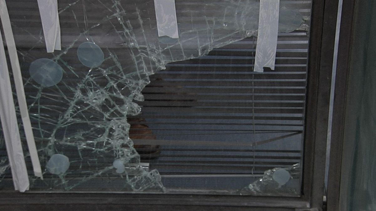Imagen de la puerta destrozada de la tienda Nostromo en Sevilla Imagen de la puerta destrozada de la tienda Nostromo en Sevilla