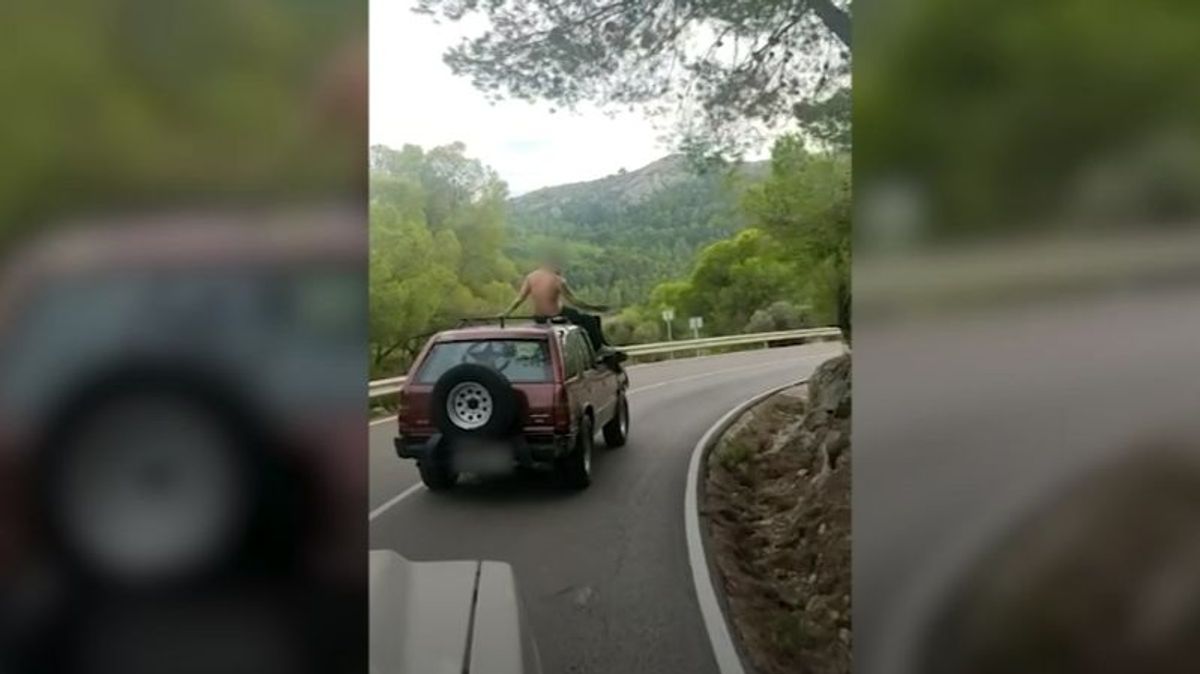 Investigado por ir en un coche semidesnudo en el techo mientras otro conduce