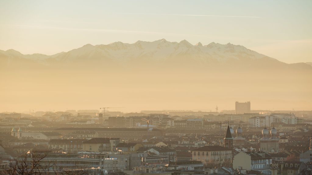 La boina de contaminación sobre la ciudad de Turín, en el norte de Italia.