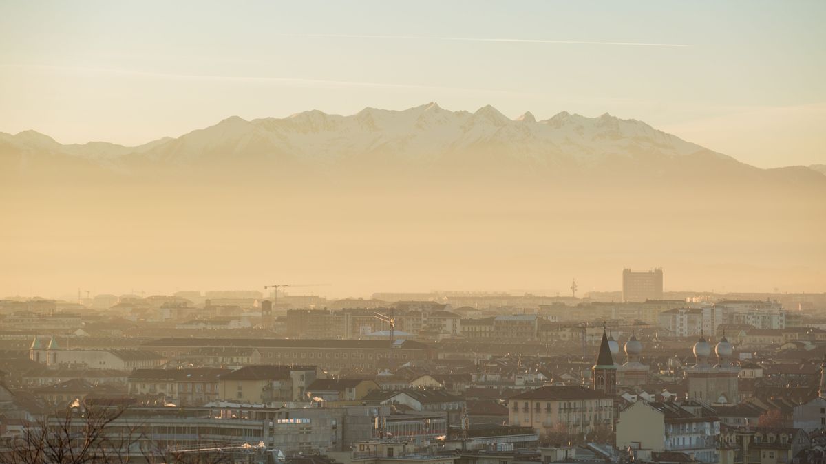 La boina de contaminación sobre la ciudad de Turín, en el norte de Italia.