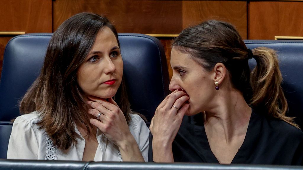 Las ministras de Podemos, Ione Belarra e Irene Montero, durante el debate de la reforma de la ley del 'sólo sí es sí' en el Congreso