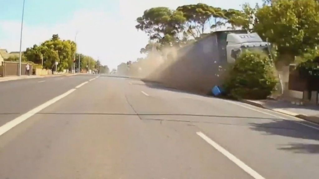 Un camión fuera de control invade la acera y arrasa todo lo que pilla hasta chocar contra una casa en Australia