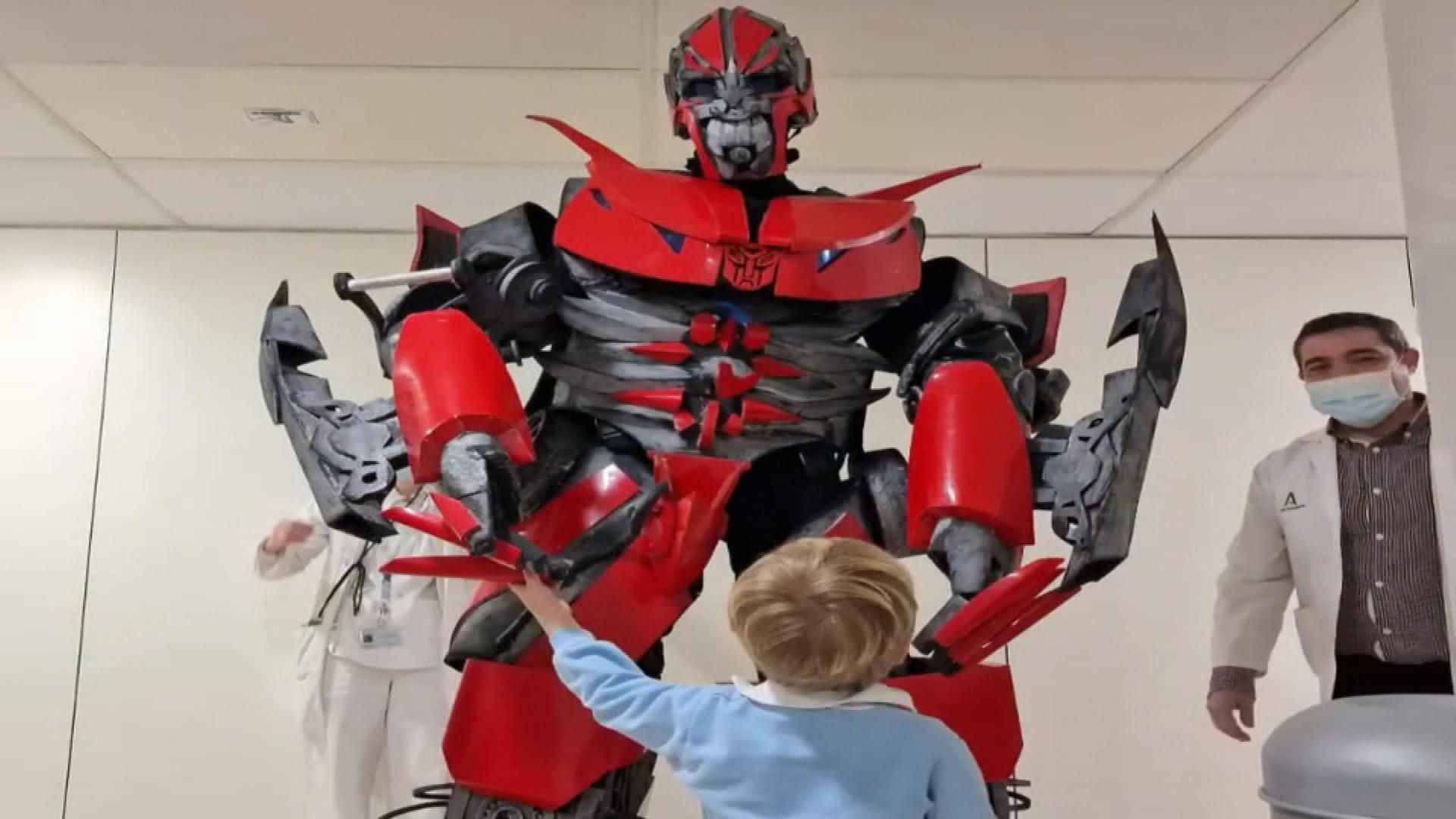 Los robots 'Transformers' realizan una visita al Hospital Reina Sofía de Córdoba