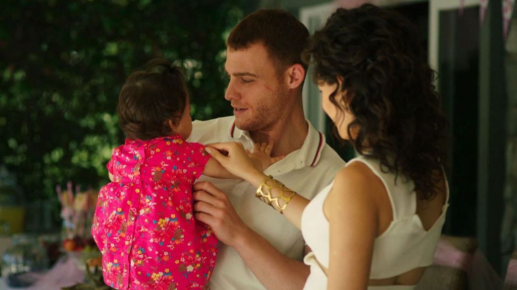 Güneş, feliz con su recién recuperada familia, en el final de 'Zeynep, buscando a su padre'