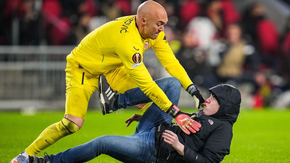 El aficionado del PSV Eindhoven que saltó al césped del Philips Stadion El aficionado del PSV Eindhoven que saltó al césped del Philips Stadion