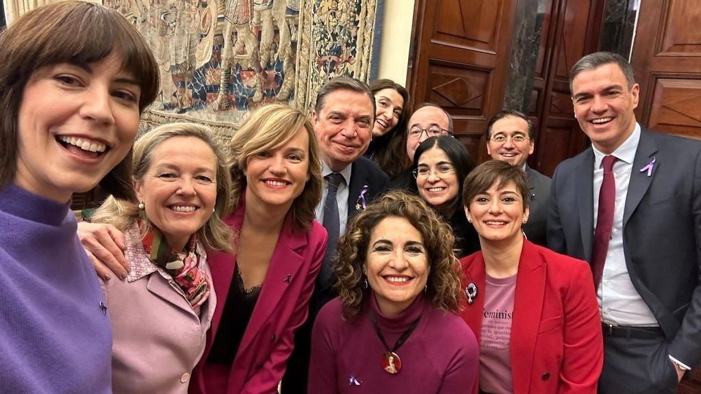 El presidente del Gobierno se hace una foto con algunos ministros del PSOE en el Congreso para celebrar el Día de la Mujer