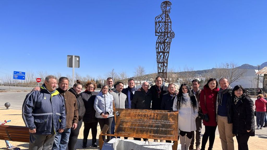 Feriantes con el monumento que les rinde homenaje