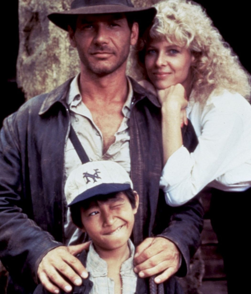 Ke Huy Quan, junto a Harrison Ford y Kate Capshaw, en el rodaje de 'Indiana Jones y el templo maldito'