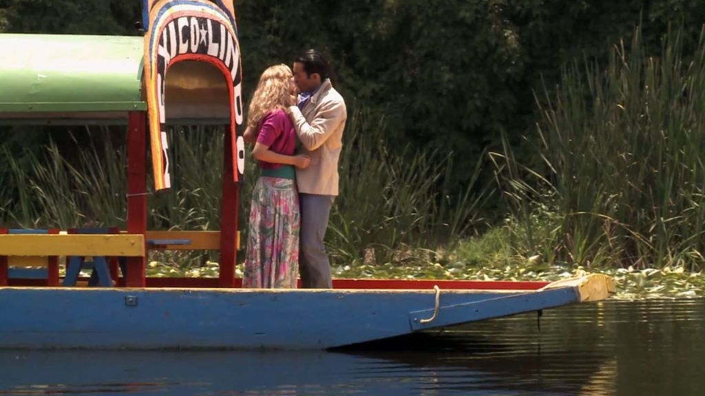 César besa a Lucía en su primera cita