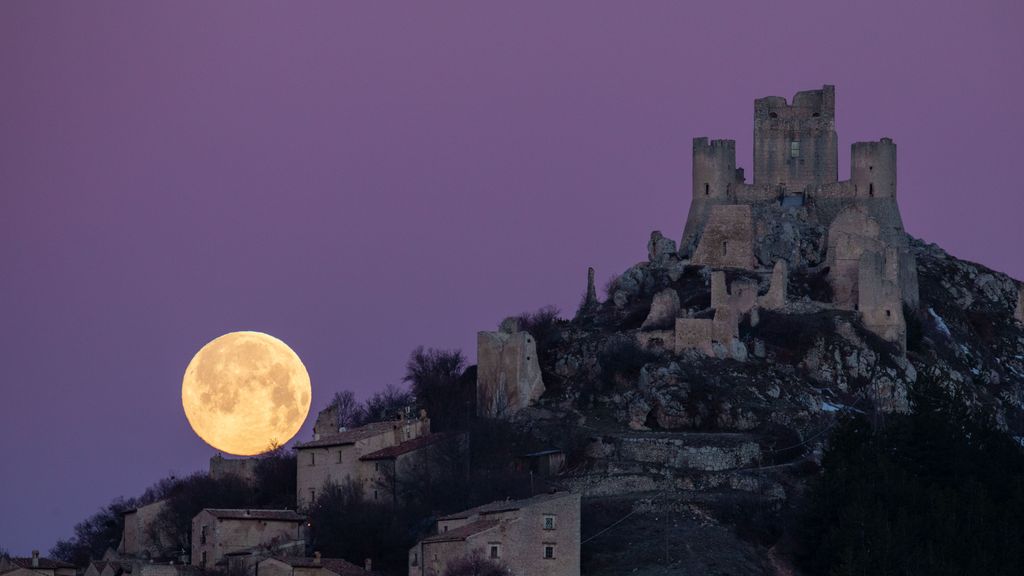 Luna llena tras el castillo de LAquila, en Italia