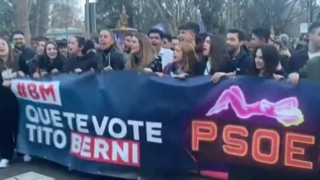 Máxima tensión por la pancarta de unas jóvenes en Madrid: "Que te vote Tito Berni"
