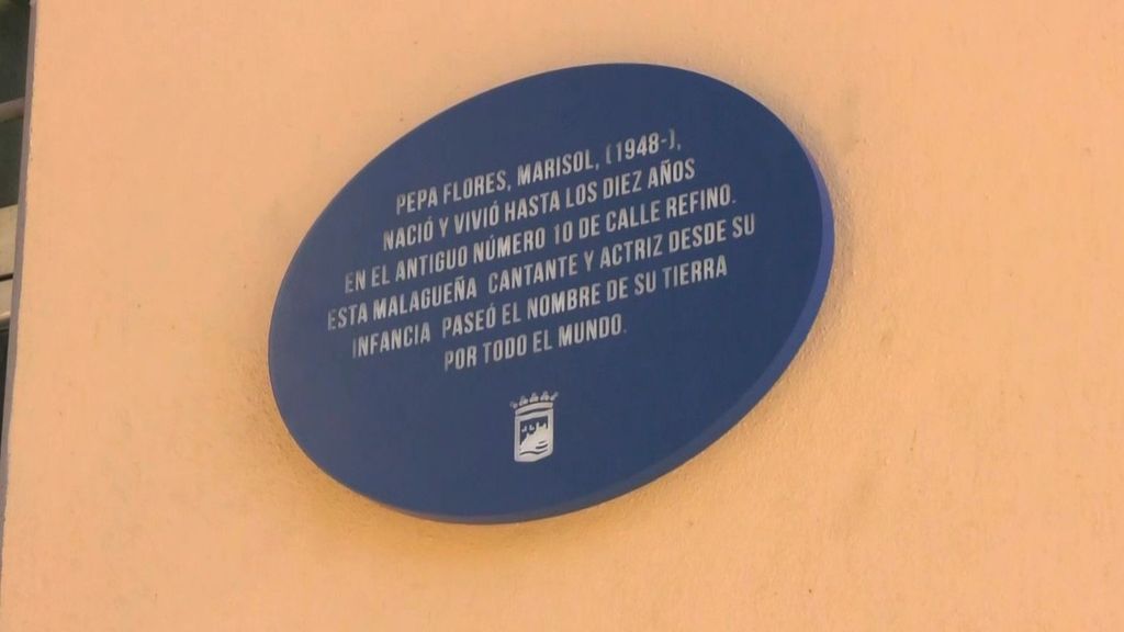 Málaga rinde homenaje a Marisol con un placa en la calle donde nació