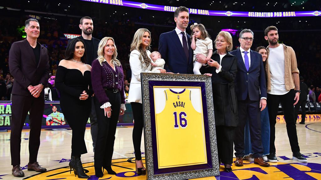 Pau Gasol ya es mito y leyenda de los Lakers: su camiseta retirada junto a la de su amigo Kobe Bryant