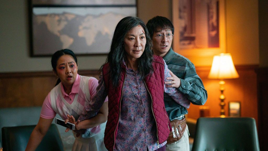 Stephanie Hsu, Michelle Yeoh y Ke Huy Quan dan vida a la familia protagonista de 'Todo a la vez en todas partes'