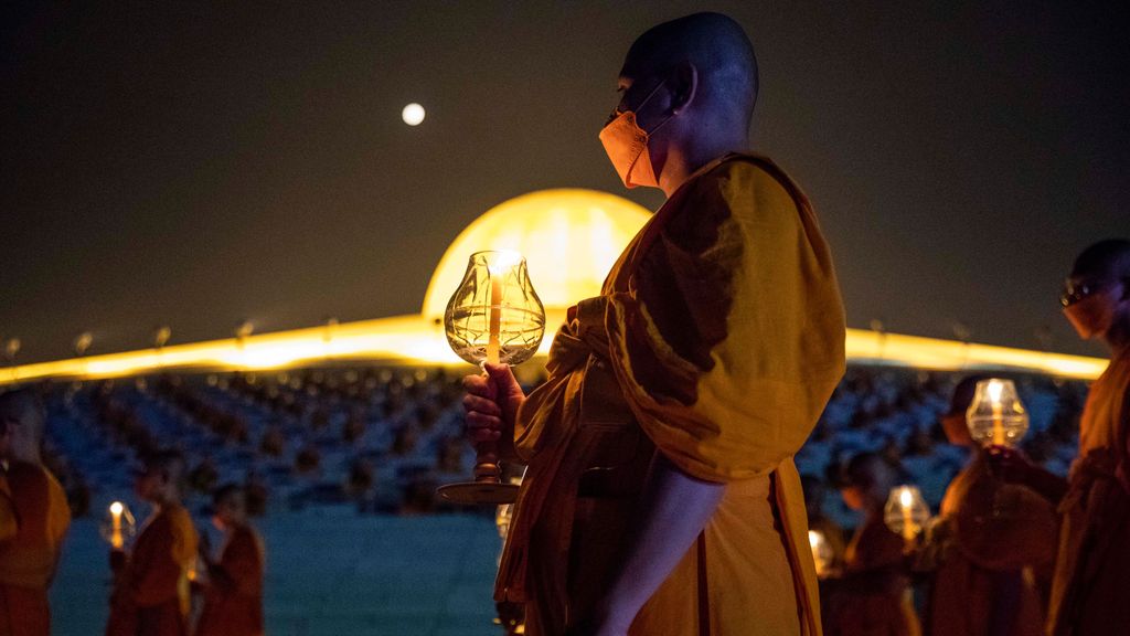 Templo de Wat Dhammakaya celebra el día de Makha Bucha en Tailandia