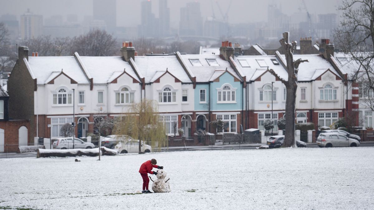 Una gran nevada tiñe Londres de blanco