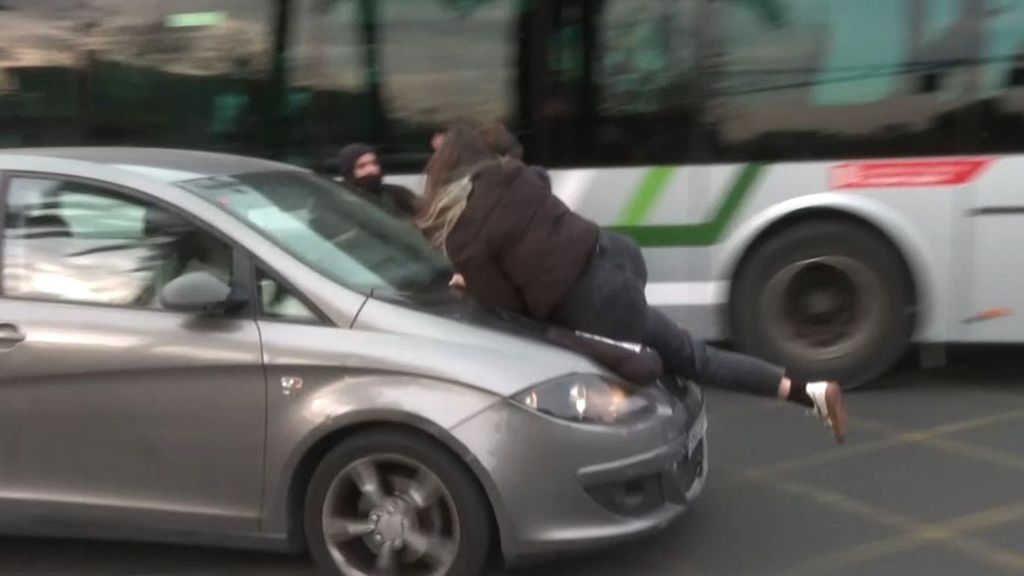 El vídeo de la mujer atropellando a tres manifestantes en el Día de la Mujer en Barcelona