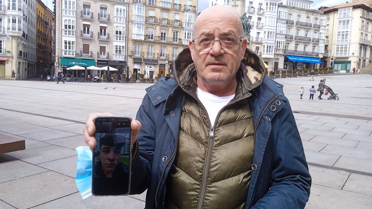 Carlos Negro, padre del menor agredido en Vitoria muestra una foto de las lesiones de su hijo