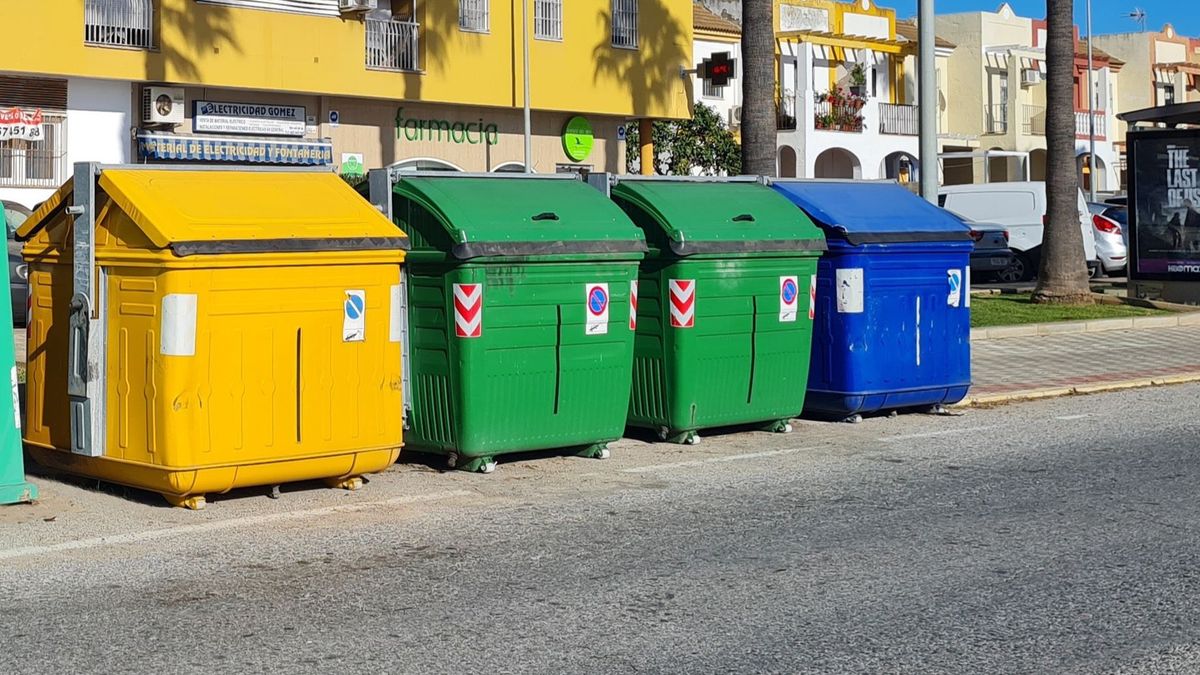 Contenedores de reciclaje en una imagen de archivo.