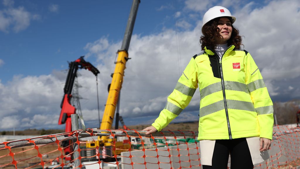 La presidenta de la Comunidad de Madrid, Isabel Díaz Ayuso, visita ayer las obra del Plan Vive en San Sebastián de los Reyes