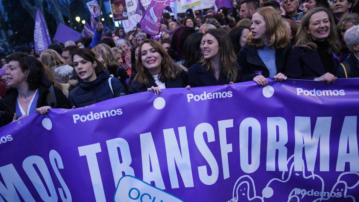 La responsable de Igualdad, Ángela Rodríguez Pam, junto a la ministra Irene Montero en la manifestación del 8M en Madrid