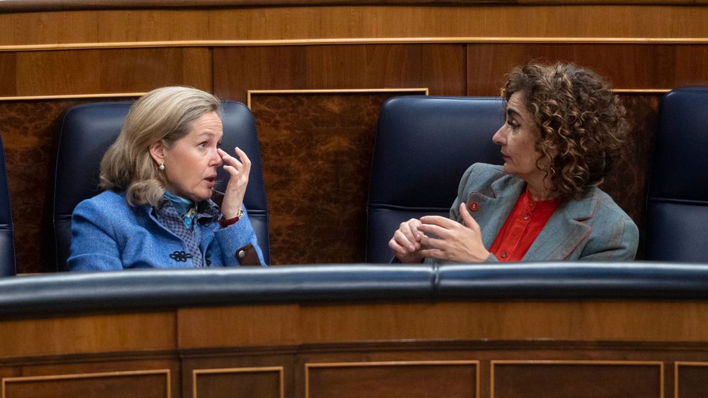 Las ministras económicas Nadia Calviño y María Jesús Montero, durante el pleno del Congreso