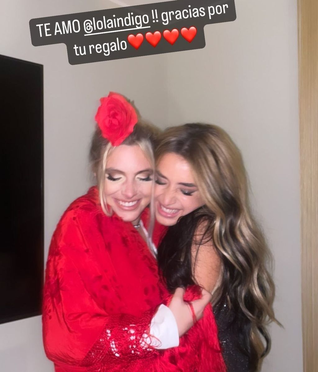 Lele Pons con el regalo de Lola Índigo