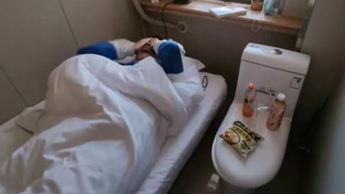 Polémica por las microhabitaciones de un hotel en China: el váter, junto a la cama