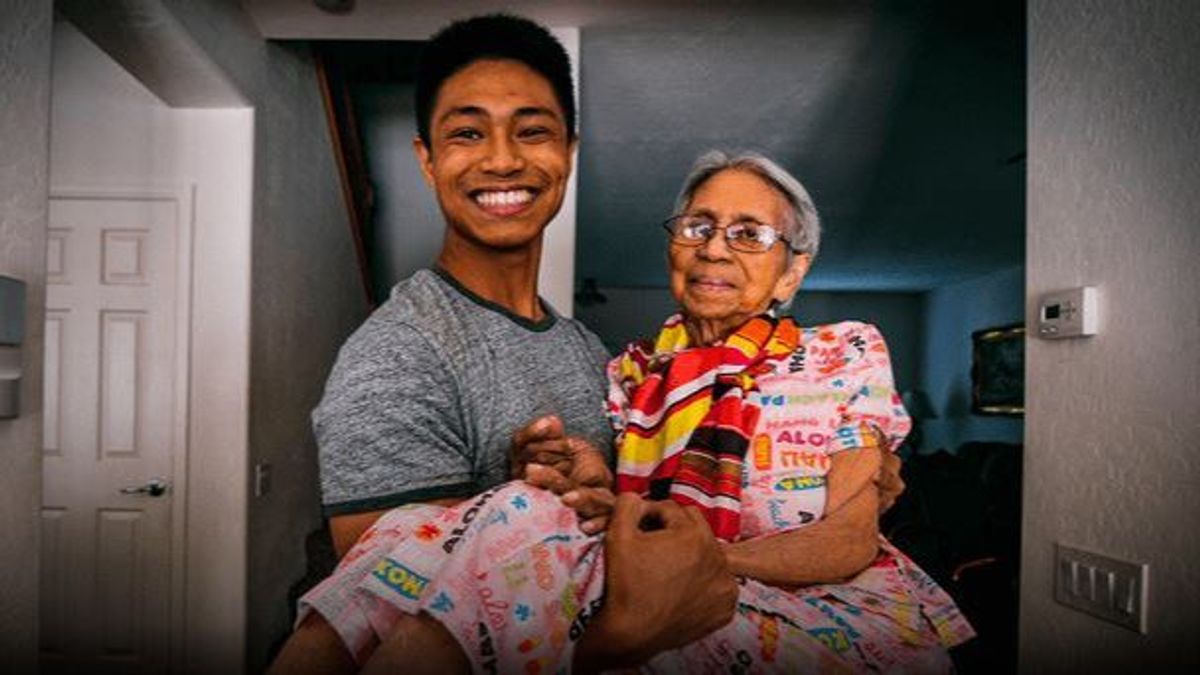Se vuelve viral el bonito gesto de un joven que cuida a su abuela de 96 años