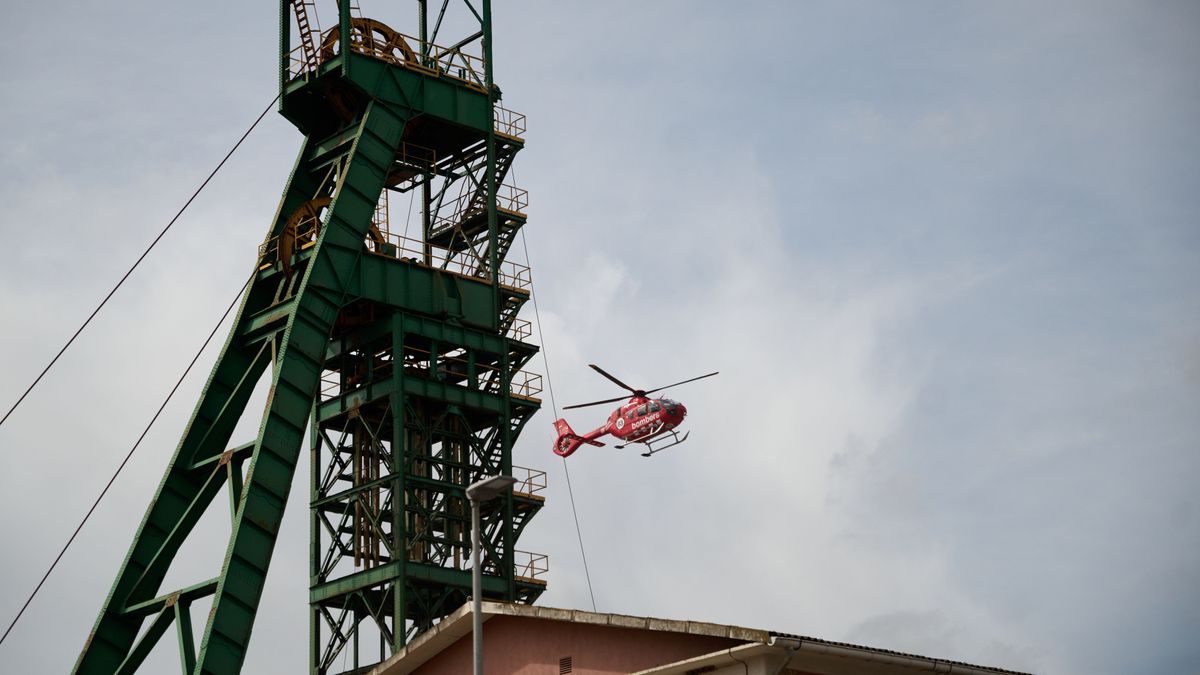 Un helicóptero sobrevuela la mina donde han fallecido tres personas en Súria, Barcelona