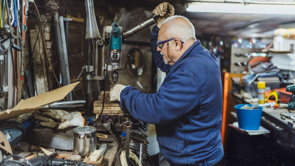 Un trabajo de avanza edad trabajando en un taller