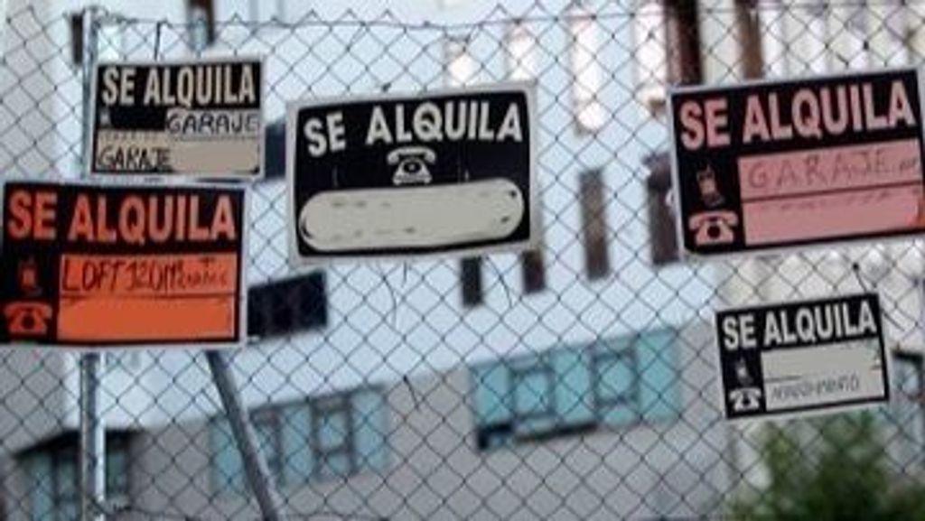 Valla con carteles de viviendas en alquiler