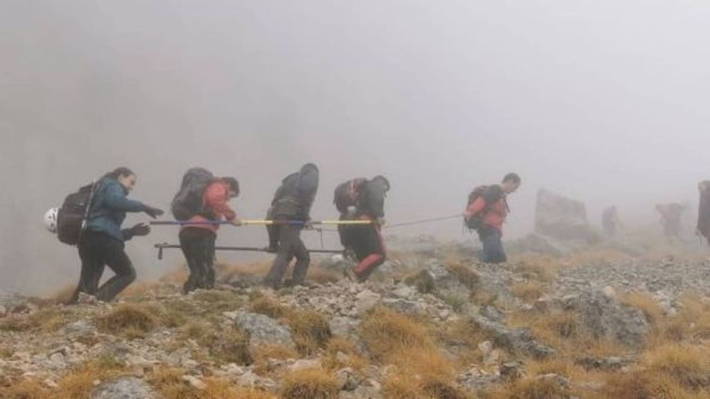 Ascenso de Enric al Pedraforca, sujetándose con dos barras