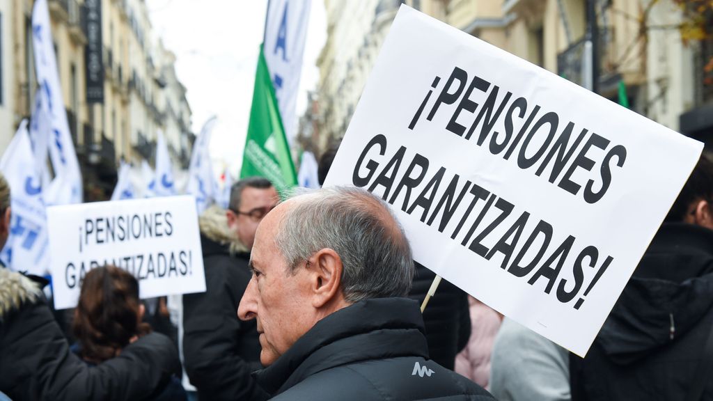 EuropaPress 4875020 hombre pancarta reza pensiones garantizadas manifiesta marcha blindaje