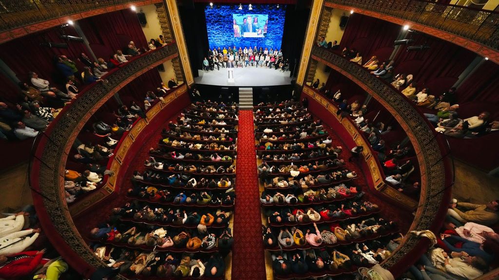 Feijóo y su candidata a la Junta de Extremadura, María Guardiola, llena el Gran Teatro de Cáceres el pasado lunes