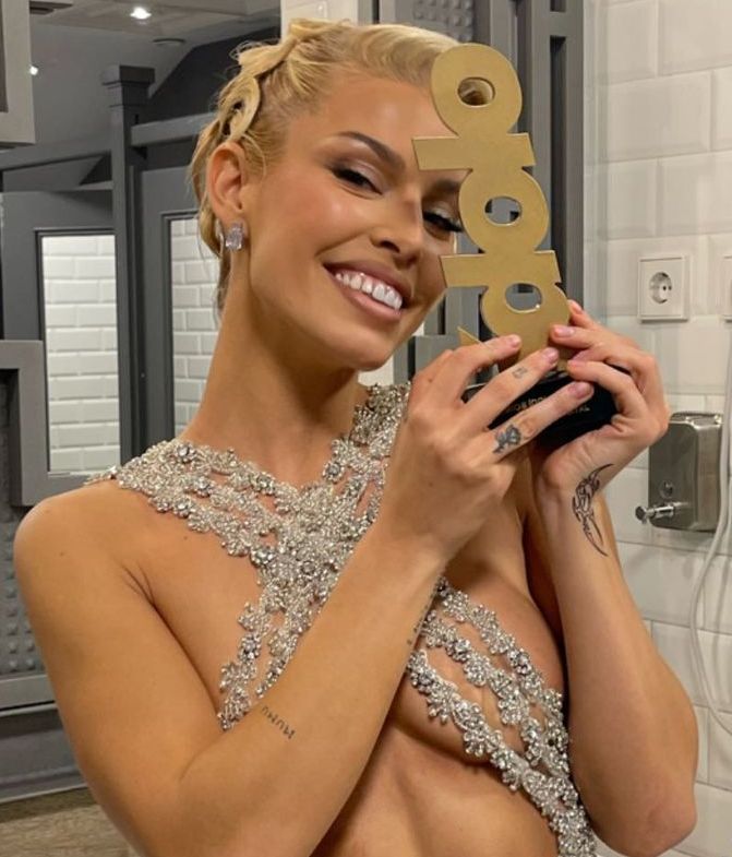 Jessica Goicoechea, feliz con su Premio Ídolo