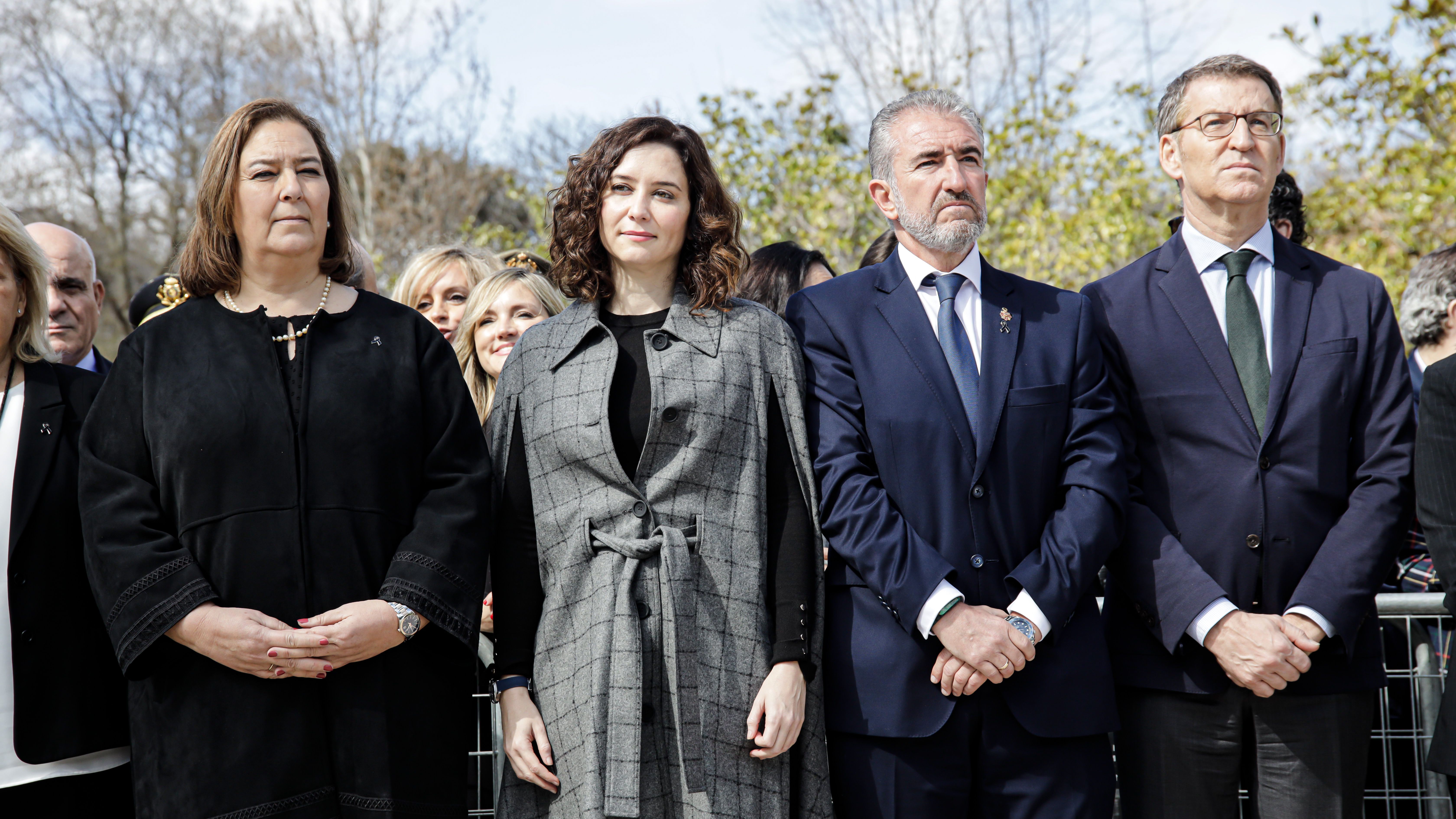 Alberto Núñez Feijóo, junto a Maite Araluce, Isabel Díaz Ayso y Miguel Folguera, durante el acto en recuerdo a las víctimas del terrorismo.