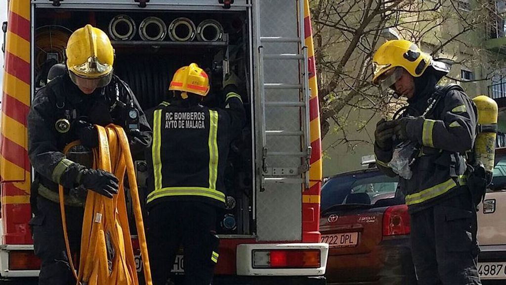 Bomberos han extinguido el incendio de una vivienda en la que ha fallecido un hombre