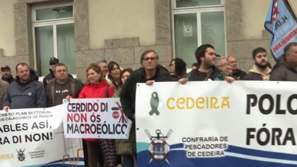 Cientos de personas se concentran en A Coruña contra la eólica marina, "un golpe mortal para el sector pesquero"