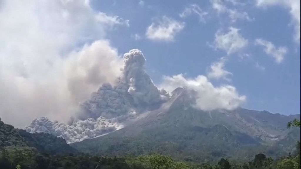 El volcán Merapi, uno de los más activos del mundo, entra en erupción en Indonesia