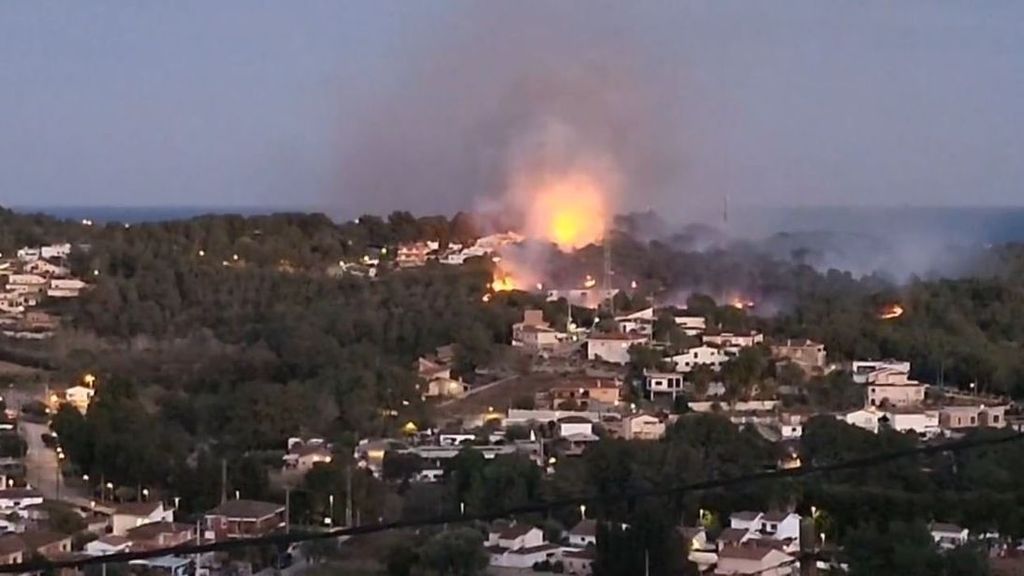 Incendio forestal en Cubelles, Barcelona: desalojan a una veintena de vecinos