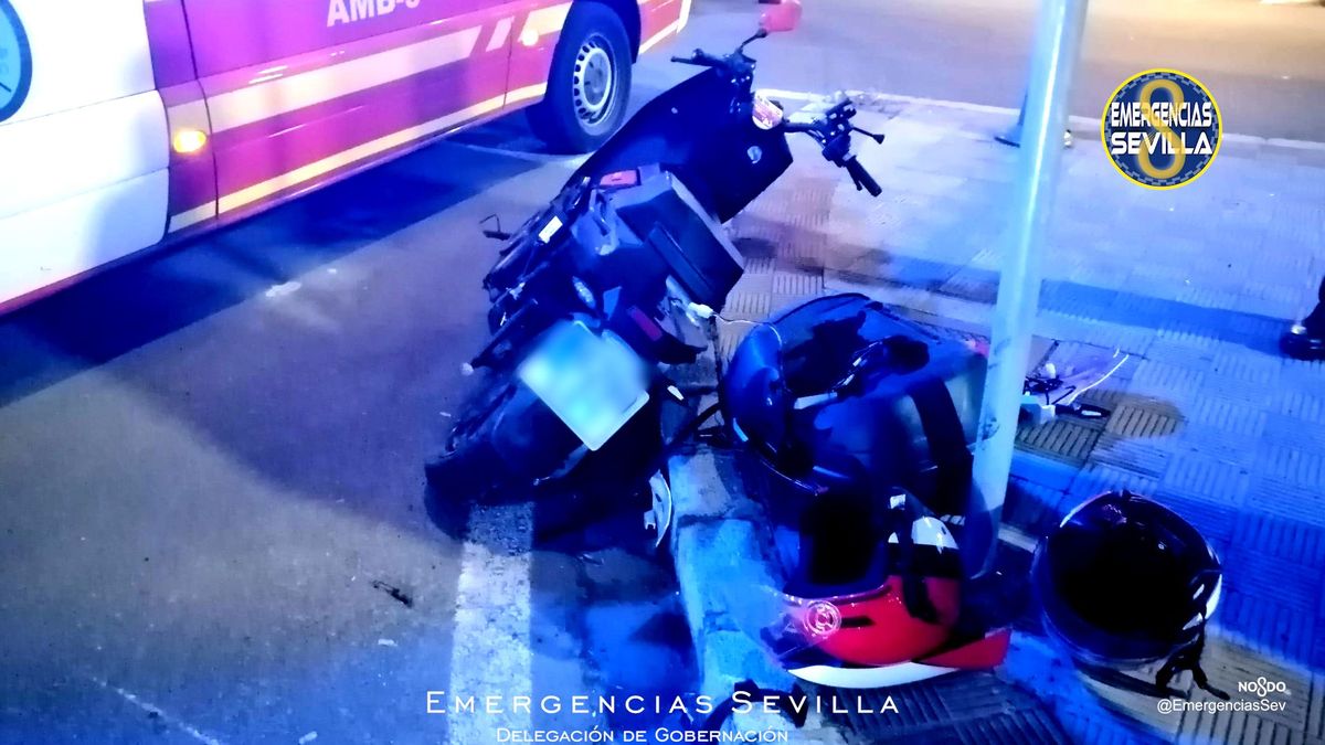 La Policía Local de Sevilla investiga el accidente en el que un motorista ha muerto tras chocar contra un semáforo