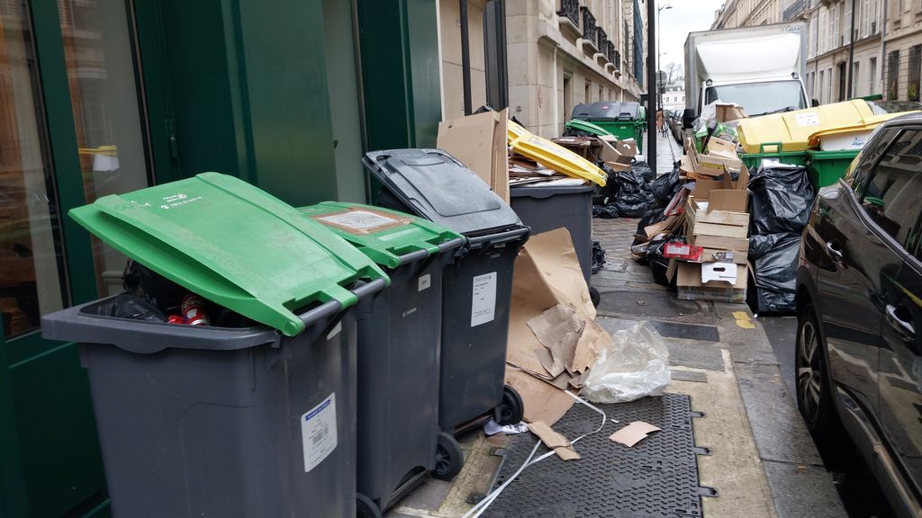 La basura se acumula en París por la huelga contra las reformas de Macron